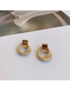 Orecchini a Lobo con Cerchio Intrecciato